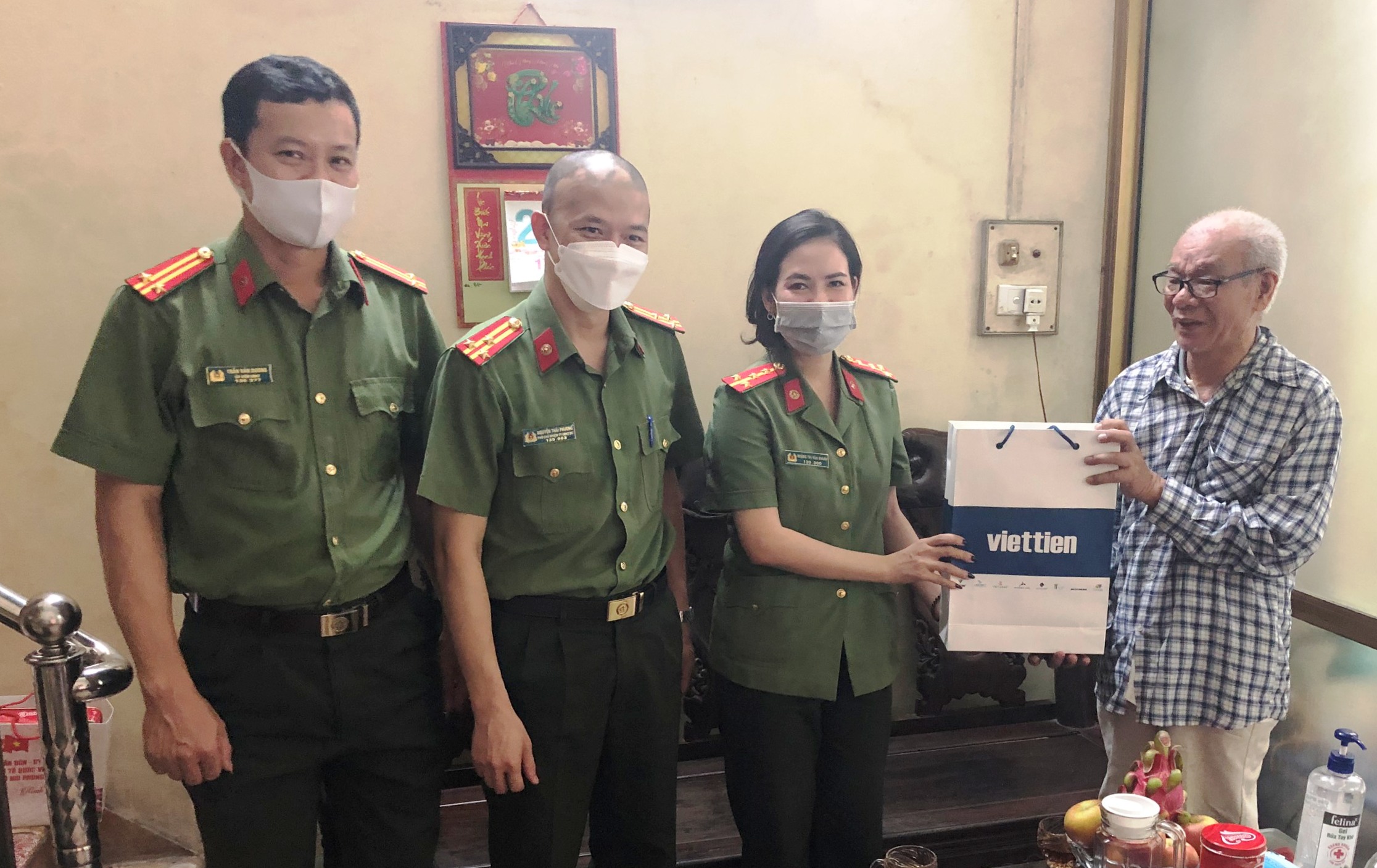 Công an các đơn vị địa phương thăm hỏi, tặng quà các gia đình chính sách và gia đình thương binh, liệt sỹ